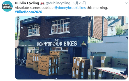 爱尔兰都柏林自行车行Donnybrook Bikes店门口堆满了自行车